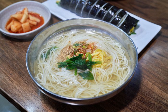 포항 명물 제일국수공장의 면이 슴슴한 멸치육수와 시금치나물 고명을 만나 제맛을 낸다.