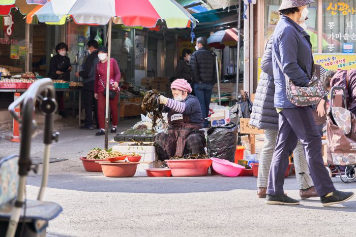 흥해장의 물미역 파는 곳마다 사람들이 몰렸다.