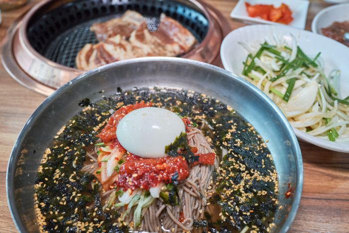 일일이 포를 떠서 양념한 돼지갈비와 여름을 제외한 계절에 맛볼 수 있는 막국수.