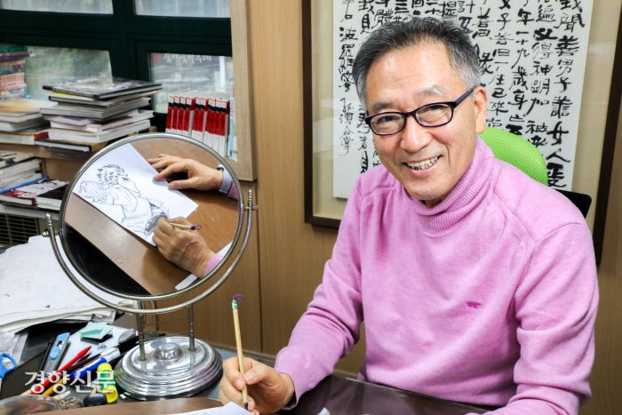 이현세 만화가가 ‘까치’ 캐릭터를 그리고 있다. / 이석우 기자