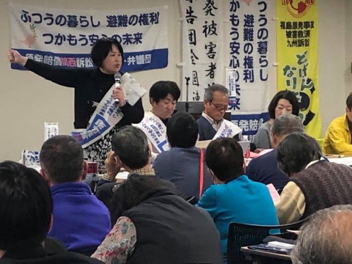 모리마쓰 아키코가 지난해 2월21일 오사카지방법원에서 열린 일본 정부와 도쿄전력을 상대로 한 손해배상청구소송 재판기일에 참석한 뒤 소송단을 상대로 설명회를 열어 재판 경과를 설명하고 있다. 오사카｜모리마쓰 아키코 제공