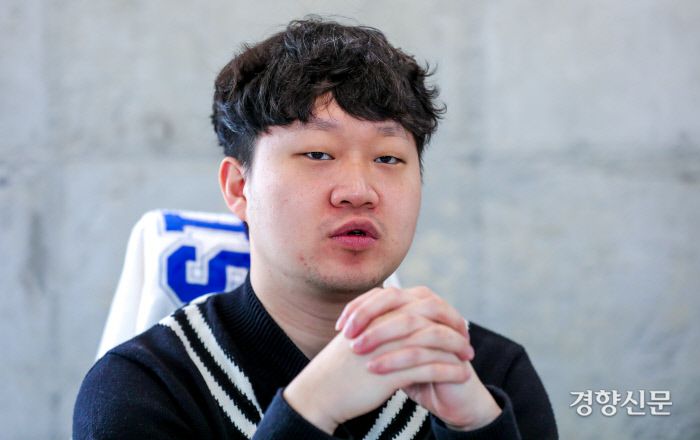 지난 4일 서울 마포구의 연습실에서 만난 ‘피식대학’의 정재형. 이석우 기자