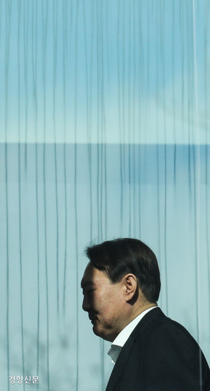 검찰총장을 사퇴한 윤석열 전 총장은 향후 어떤 정치행보를 보일까.  윤석열 전 총장이 지난해 1월 13일 서울 서초동 대검찰청사에서 식사를 하기 위해 이동하고 있다. / 이준헌 기자
