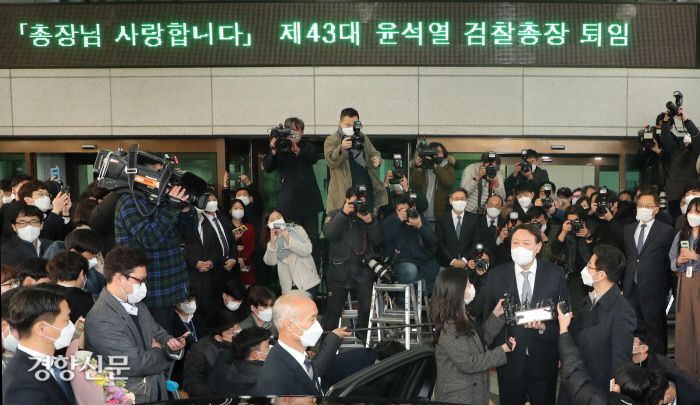 윤석열 전 검찰총장이 사의를 표명하고 퇴임한 3월 4일 서울 서초동 대검찰청 청사를 나서며 기자들의 질문에 답하고 있다. / 강윤중 기자