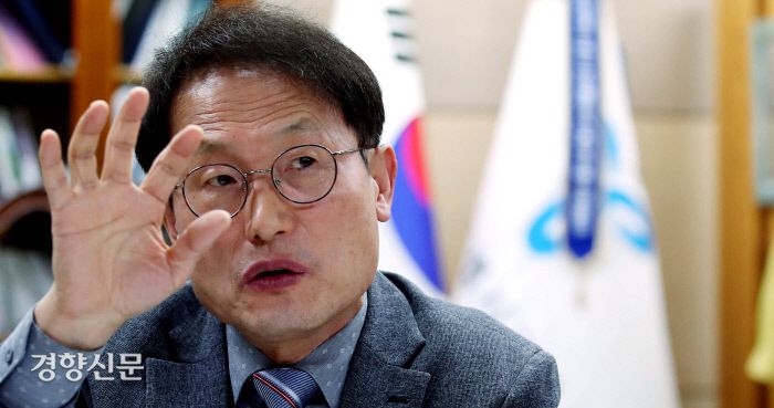 조희연 서울시교육감이 지난달 25일 오후 서울시교육청에서 본사와 인터뷰를 하고 있다./ 김기남 기자 kknphoto@kyunghyang.com