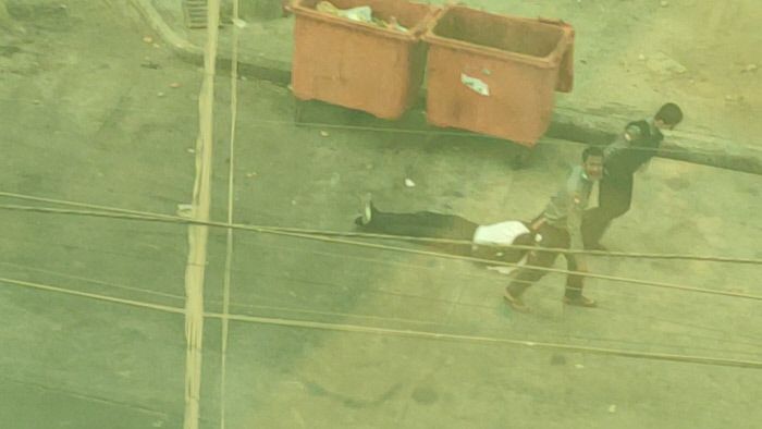 짓밟히는 시민들 미얀마 양곤에서 14일 열린 쿠데타 반대 시위 도중 총탄에 맞아 쓰러진 한 남성의 곁을 지키고 있던 여성이 군경에 의해 끌려 가고 있다(위 사진). 이후 군경이 바닥에 피를 흘리며 쓰러져 있는 그 남성을 질질 끌고 가고 있다(아래). 이 모습을 몰래 촬영한 한 시민이 사회관계망서비스(SNS)에 영상을 올렸다.   양곤 | 로이터연합뉴스