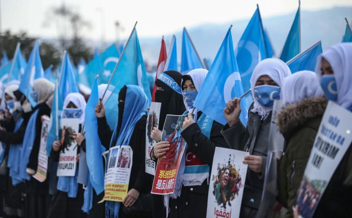 8일(현지시간) 여성의 날을 맞아 위구르 여성들이 터키 이스탄불의 중국 영사관 앞에서 중국에 항의하는 시위를 하고 있다. EPA연합뉴스
