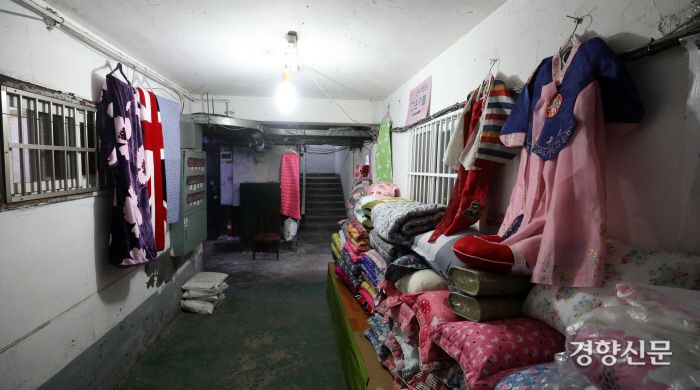 아파트 2층에 있는 상가에 이불과 한복이 진열되어 있다. / 권도현 기자