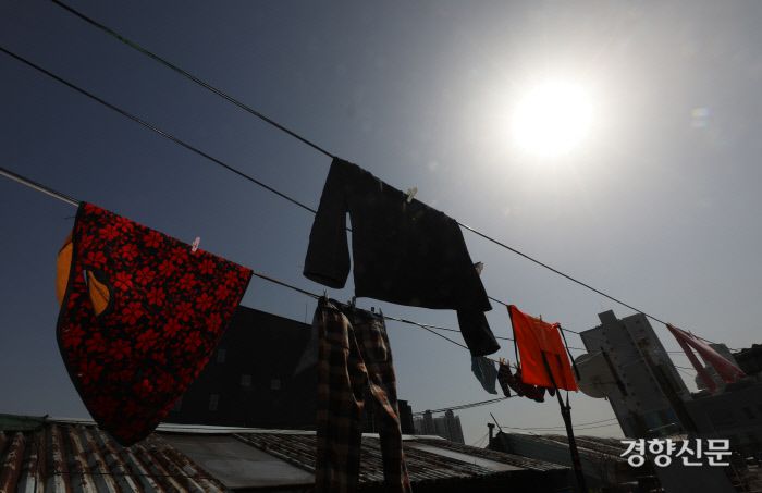 아파트 옥상에 빨래가 널려있다. / 권도현 기자