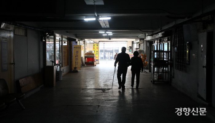 문방구, 한의원, 기원 등이 자리한 2층의 모습. / 권도현 기자