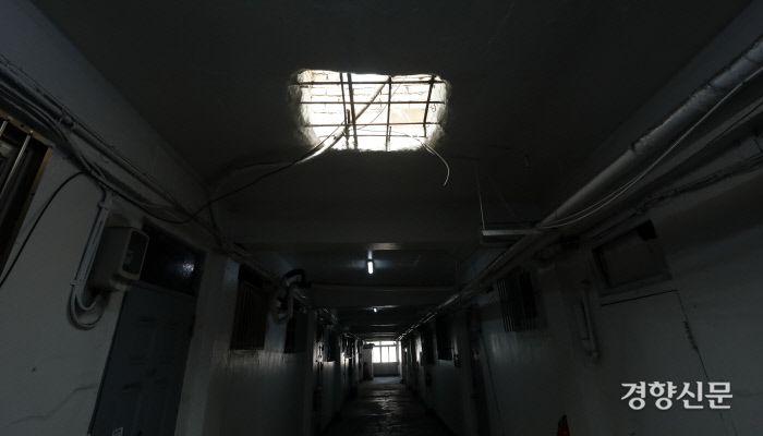 아파트 복도 천장에 철근 구조물이 드러나 있다. / 권도현 기자