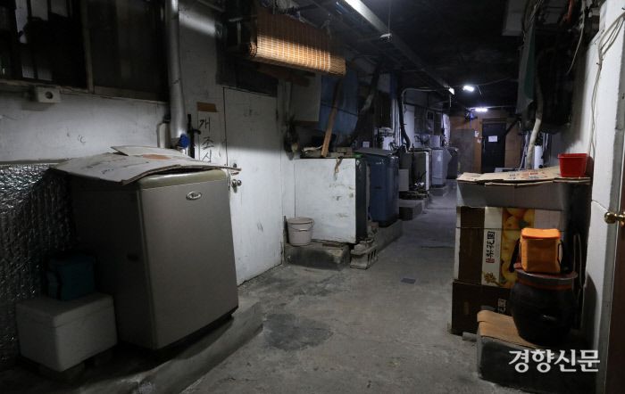 아파트 복도에 있는 세탁기. 아파트 중 일부 가구는 세탁기를 놓을 공간이 없어 복도에 세탁기를 두었다. / 권도현 기자