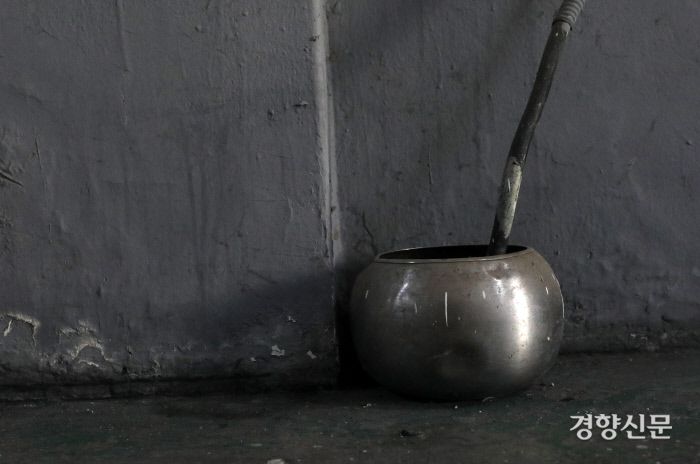 에어컨 물받이로 쓰이고 있는 요강. / 권도현 기자