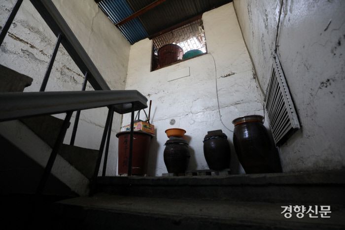 옥상으로 올라가는 계단에 장독대가 놓여있다. / 권도현 기자