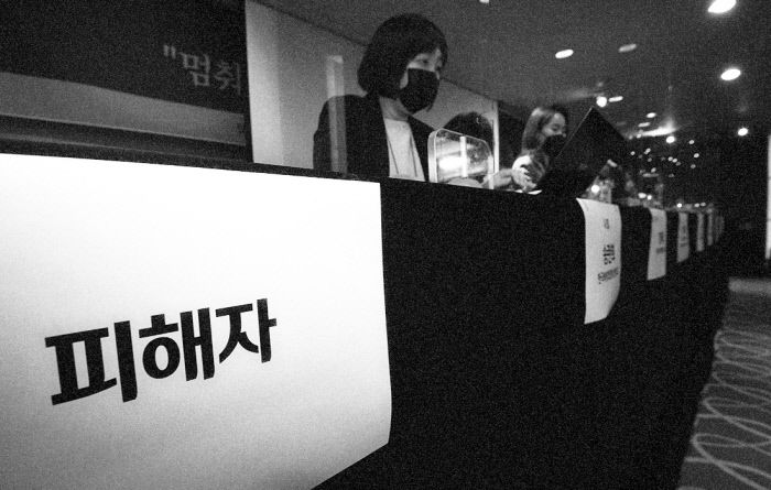 17일 오전 서울 중구 명동의 한 호텔에서 열린 ‘서울시장 위력 성폭력 사건 피해자와 함께 말하기’ 기자회견에 고 박원순 성폭력 사건 피해자의 자리가 마련돼 있다. 사진공동취재단