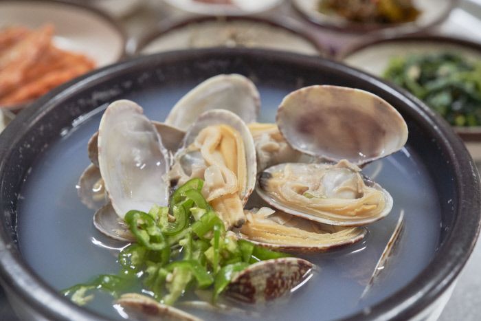 반찬도 필요 없는 뽀얀 ‘바지락’ 국물