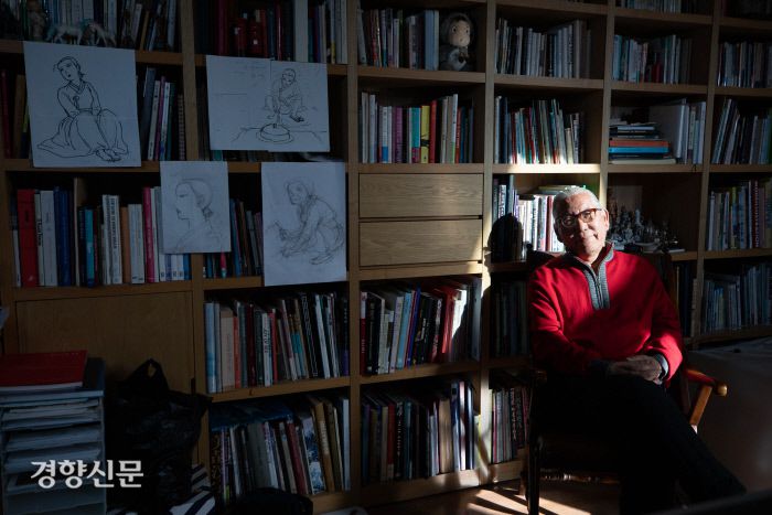 김동화 만화가가 작품 속 캐릭터를 스케치한 그림에 대해 설명하고 있다. / 우철훈 선임기자