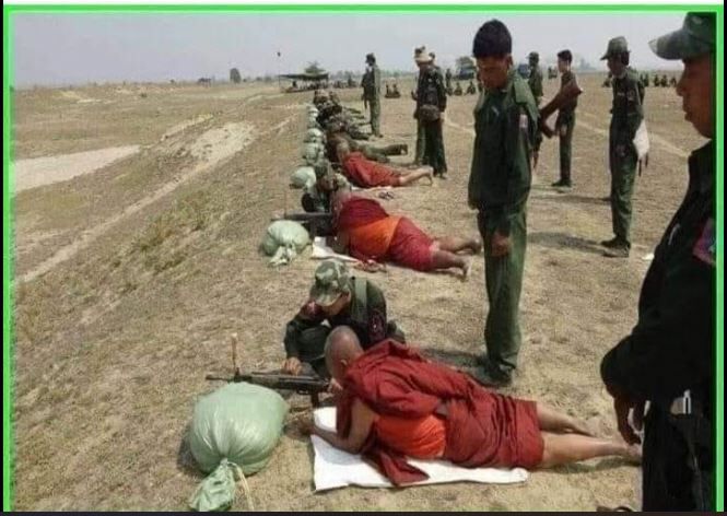 미얀마의 스님들이 군사훈련을 받고 있다. 페이스북 캡처