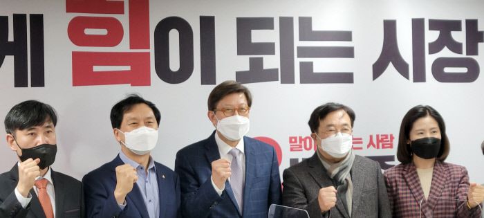 지난 3월 11일 국민의힘 박형준 부산시장 후보 사무실에서 열린 선대본부장 회의에서 하태경 의원(왼쪽부터) 김기현 의원, 박 후보, 서병수 의원, 김미애 의원 등이 결의를 다지고 있다. 연합뉴스