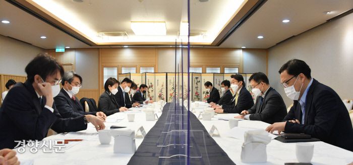 이억원 기획재정부 차관이 2일 정부서울청사에서 열린 ‘제12차 혁신성장 전략점검회의 겸 정책점검회의 겸 한국판뉴딜 점검 TF 겸 제8차 물가관계차관회의’를 주재, 모두발언을 하고 있다. 기재부 제공