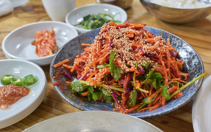 여수를 대표하는 음식은 많지만, 이 무렵 잠깐 등장했다 사라지는 준치로 만든 회무침을 놓칠 수 없다.