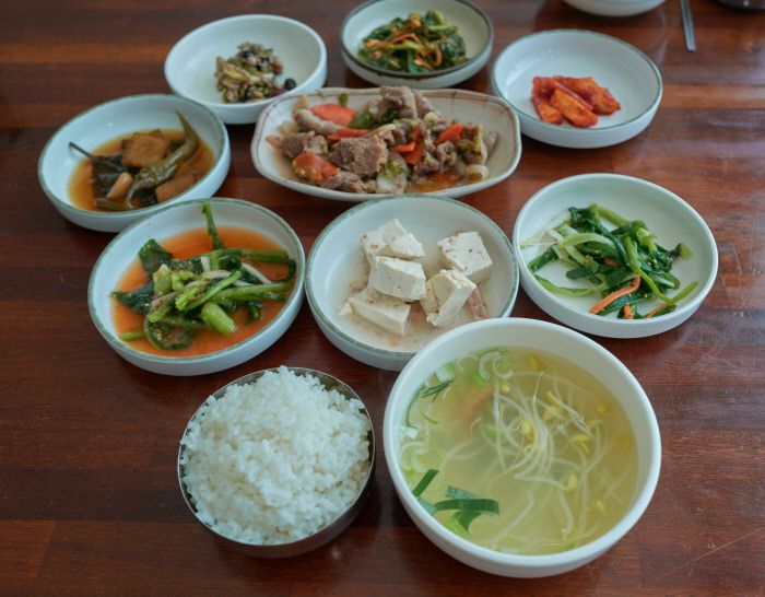 찬의 숫자보다 손맛으로 전라도 밥상의 진수를 보여준 낭도의 백반 상차림.