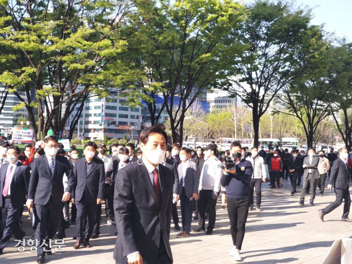 오세훈 서울시장이 8일 서울광장을 지나 서울시청사로 출근하고 있다.