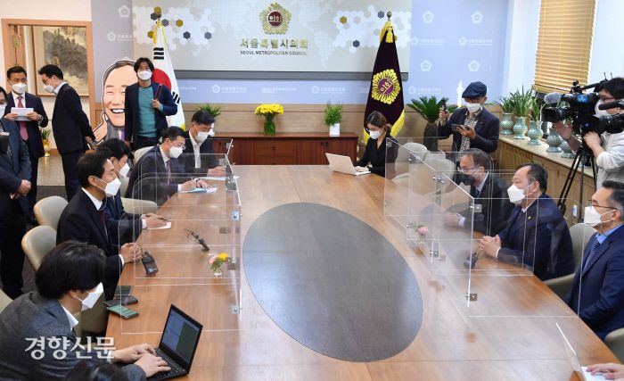 오세훈 서울시장과 김인호 서울시의회 의장이 8일 시의회에서 이야기를 나누고 있다. | 서울시 제공