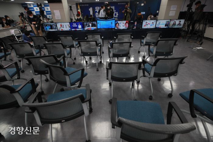 4월 7일 오후 4·7 재보궐선거 출구조사 결과가 오세훈 국민의힘 서울시장 후보의 당선 유력으로 발표된 후 서울 여의도 더불어민주당 당사에 마련된 개표 상황실에 당직자들이 모두 떠났다. / 국회사진기자단