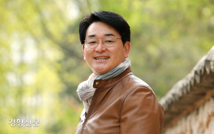 박용진도 “자기 분야에서 이미 성공한 사람들이 정치인으로 ‘인생 2모작’에 나선다”며 “이들은 미래를 어떻게 구성할지에 별 관심이 없다”고 지적했다. 두 사람이 지난 6일 서울 정동길에서 포즈를 취했다. 사진 촬영을 위해 잠시 마스크를 벗었다. 강윤중 기자