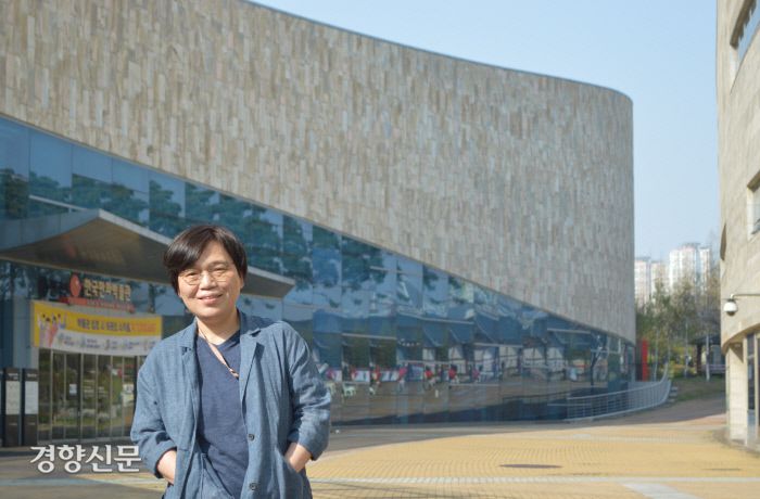 김진 만화가가 경기 부천시 한국만화영상진흥원에서 인터뷰를 마친 뒤 구상 중인 신작에 관해 이야기하고 있다. / 김태훈 기자