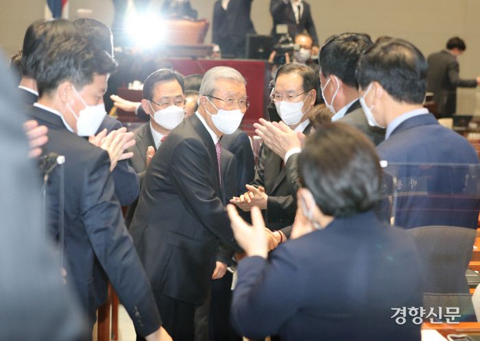 4월 8일 오전 김종인 국민의힘 비상대책위원장이 서울 여의도 국회에서 열린 의원총회 참석을 마친 뒤 박수를 받으며 퇴장하고 있다. / 국회사진기자단