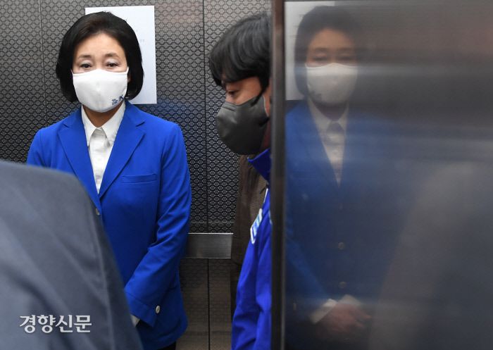 박영선 전 서울시장 후보가 지난 4월 7일 오후 서울 종로구 안국동 캠프 사무실을 찾은 뒤 이동하고 있다. / 국회사진기자단