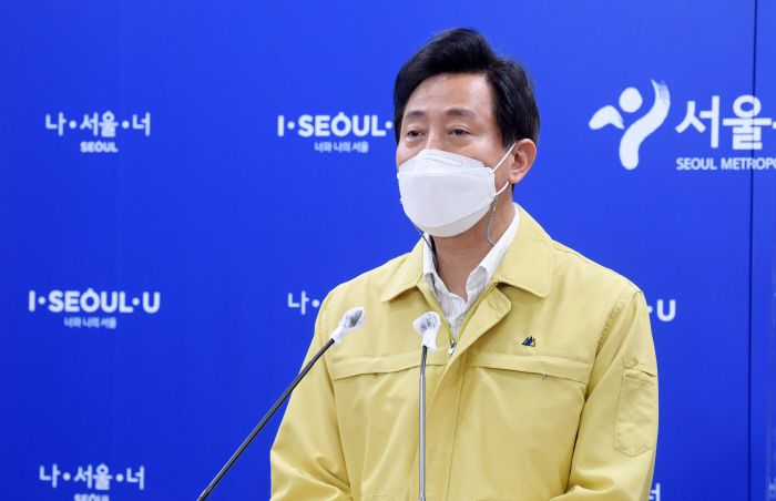 오세훈 서울시장이 지난 12일 오전 서울시청에서 코로나19 관련 기자 브리핑을 하고 있다. 연합뉴스