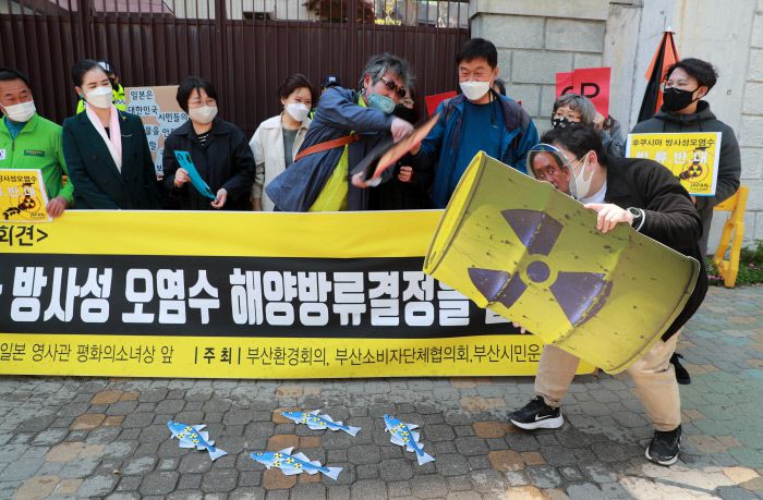 부산환경회의, 부산소비자단체협의회 등 부산지역 시민단체가 14일 오후 부산 동구 초량동 일본영사관 앞에서 후쿠시마 원전 오염수 해양방류 결정 일본 정부 규탄 기자회견을 열고 부산 앞바다에 원전 오염수가 흘러온다는 의미를 담은 퍼포먼스를 펼치고 있다. 연합뉴스