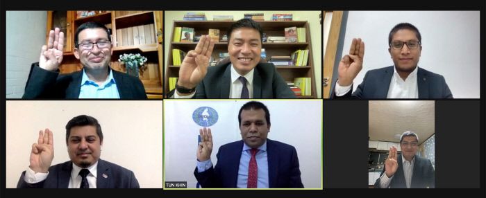 미얀마 시민 임시정부(CRPH)의 국제사절로 임명된 사사 박사(윗줄 가운데)가 지난달 24일 소수민족 로힝야족 지도자들과 화상회의를 진행한 후 세 손가락 경례를 하고 있다. 사사 박사 페이스북 캡처