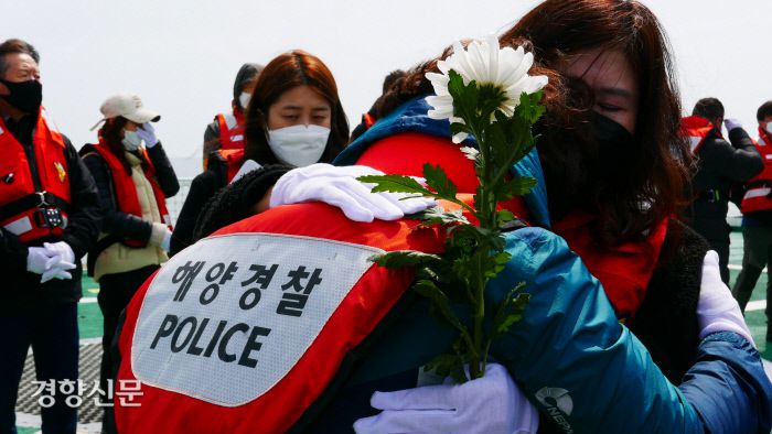 16일 전남 진도군 사고 해역에서 열린 선상 추모식에서 구명조끼를 입은 유가족들이 서로를 부둥켜 안고 눈물을 흘리고 있다. 오경민 기자