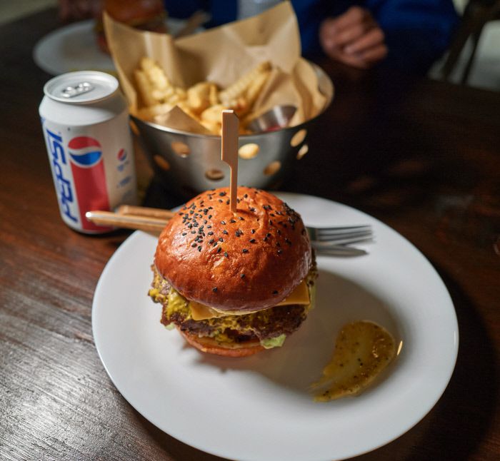 하동 가면 재첩국만 생각했는데 이제 햄버거도 추가다.