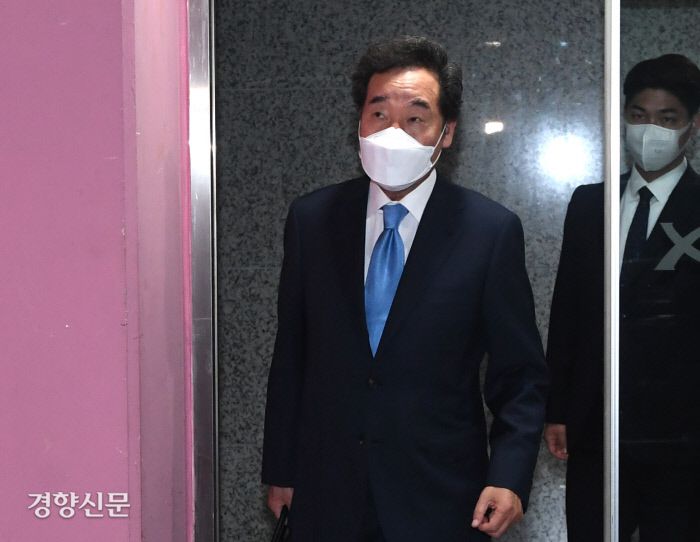 코로나19 자가격리에서 해제된 이낙연 더불어민주당 전 대표가 4월 15일 오후 서울 종로구 경희궁자이 아파트 단지 지하주차장으로 나서고 있다. /국회사진기자단