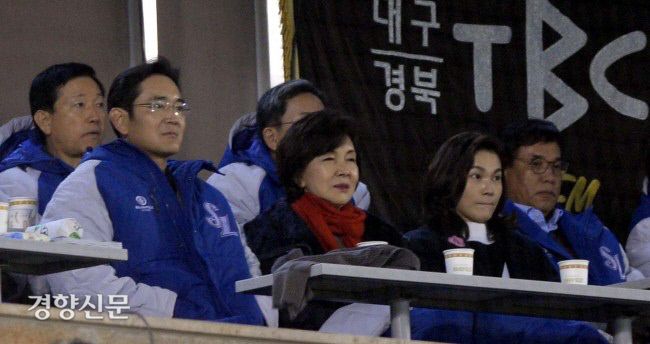 2015년 10월29일 서울 잠실야구장에서 열린 삼성 대 두산의 프로야구 한국시리즈 3차전을 관전하고 있는 이재용 삼성전자 부회장과 홍라희씨, 이서현 삼성복지재단 이사장(앞줄 왼쪽부터) 경향신문 자료사진