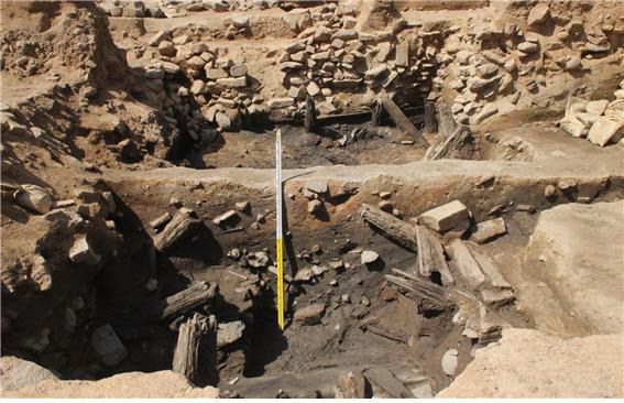 목간이 출토된 집수지 2호의 토층.    문화재청 제공