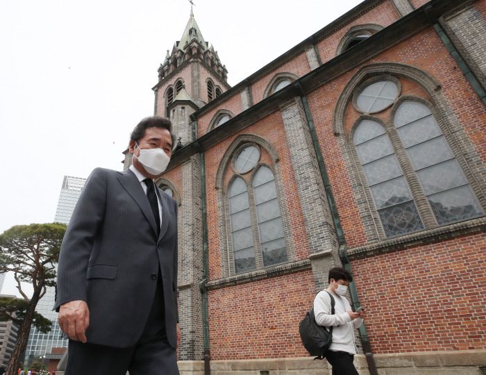 정진석 추기경 조문 이낙연 더불어민주당 전 대표가 28일 서울 중구 명동성당에서 정진석 추기경을 조문하기 위해 대성전으로 향하고 있다. 연합뉴스