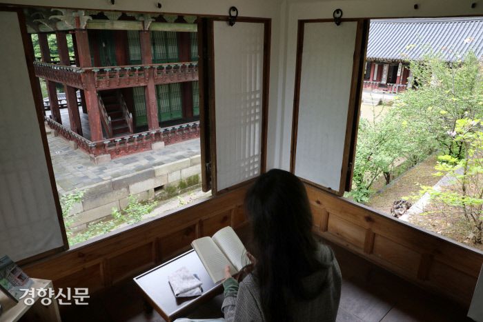 ‘후원에서 만나는 한권의 책’ 참가자가 천석정 누각에 앉아 독서를 즐기고 있다./박민규 선임기자
