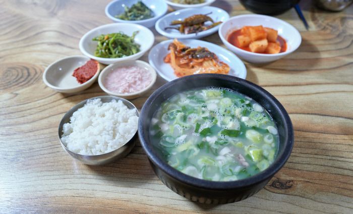 깔끔한 국물맛이 쉬 잊히지 않는다는 주문진의 소머리국밥.