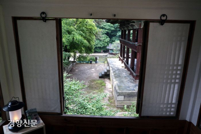 창덕궁 후원 누각 천석정에서 바라본 규장각. 천석정에는 비 개인 날의 달빛과 바람을 즐긴다는 의미의 제월광풍관(霽月光風觀) 현판이 걸려 있다./박민규 선임기자