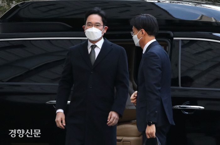 선고공판에 출석하는 이재용 부회장./ 김기남 기자 kknphoto@kyunghyang.com