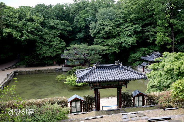 규장각에서 내려다본 부용지/박민규 선임기자