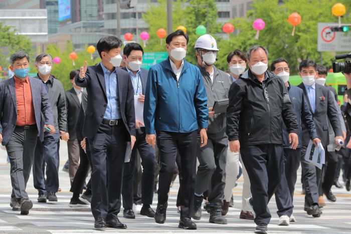 오세훈 서울시장이 6일 오전 개장한 ‘세종대로 사람숲길’을 둘러보고 있다. 연합뉴스