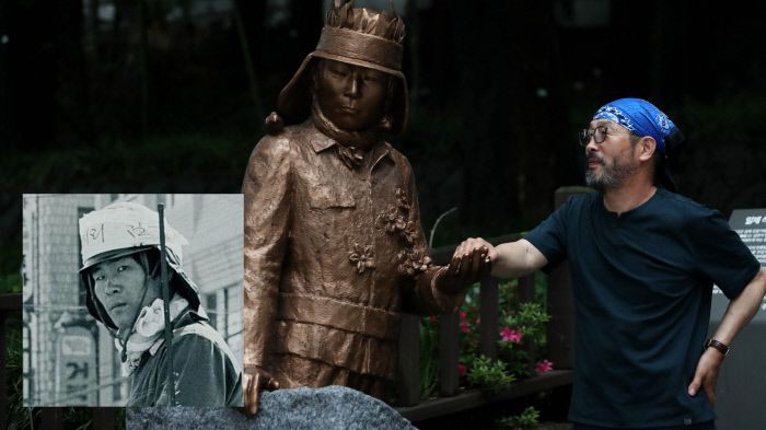 “동상의 손이 따뜻해” 5·18민주화운동 당시 광주 송암동에서 발생한 계엄군 양민학살 생존자인 최진수씨가 지난 16일 남구 광주공원 ‘김군’ 동상 앞에서 당시 상황에 대한 입장을 말하고 있다. 최씨는 학살 현장에 함께 있다 숨진 무명시민군(작은 사진) ‘김군’을 기리기 위해 지난해 직접 ‘김군’ 동상을 세웠다.