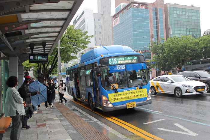 5·18민주화운동 관련 홍보물이 부착된 518번 버스가 지난 17일 대구 한 정류장에 정차해 있다. 대구시 제공